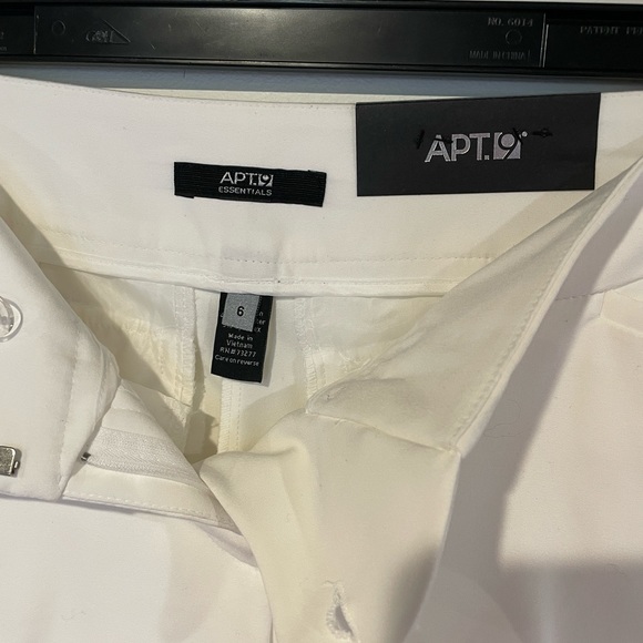 Women’s White Capri Mid Rise Size 6 - Picture 4 of 5